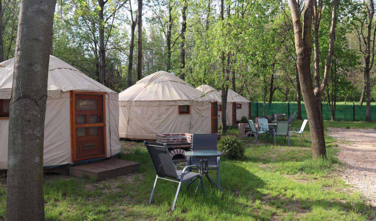 Oeko Kemping Es Glamping Tiszadada Exterior foto