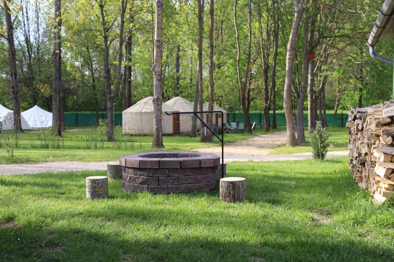 Oeko Kemping Es Glamping Tiszadada Exterior foto